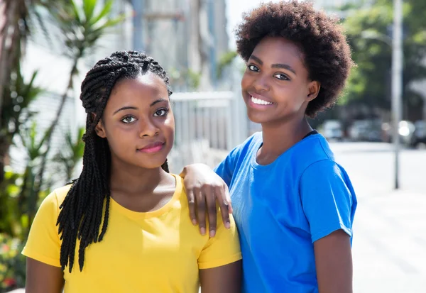 Twee mooie Afrikaanse Amerikaanse vriendinnen in de stad — Stockfoto