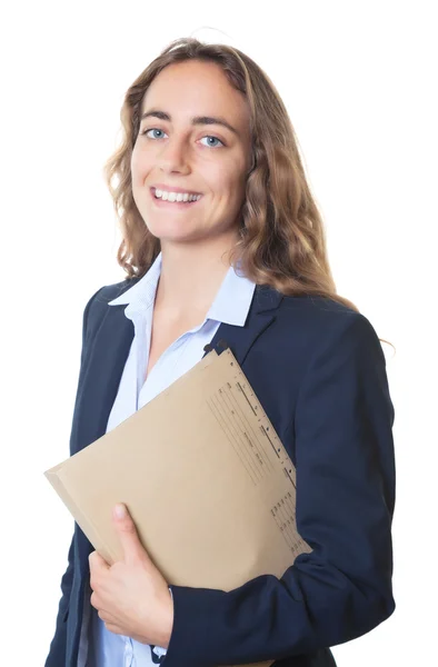 Lachende blonde Geschäftsfrau mit blauen Augen und Blazer und Feile — Stockfoto