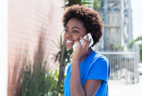 電話で話す青シャツのアフリカ系アメリカ人の女性 — ストック写真