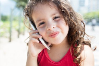 Cep telefonu dışında dinleme kırmızı gömlekli şirin çocuk