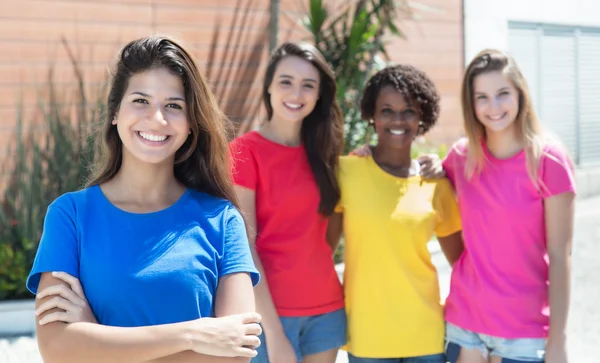 Hermosa mujer caucásica con tres amigas en la ciudad — Foto de Stock