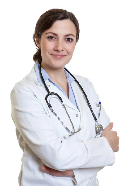 Sonriente médica caucásica con cabello oscuro y brazos cruzados — Foto de Stock