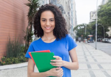 Şehrin kitaplarla genç Karayip öğrenci