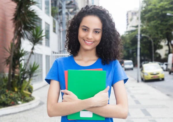 Gelukkig Caribische student met boeken in de stad — Stockfoto