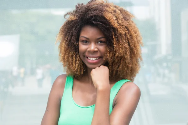 African american meisje met verbazingwekkende kapsel in de stad — Stockfoto
