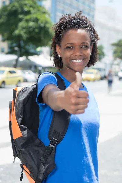 엄지손가락을 보여주는 도시에서 아프리카계 미국인 여성 학생 — 스톡 사진