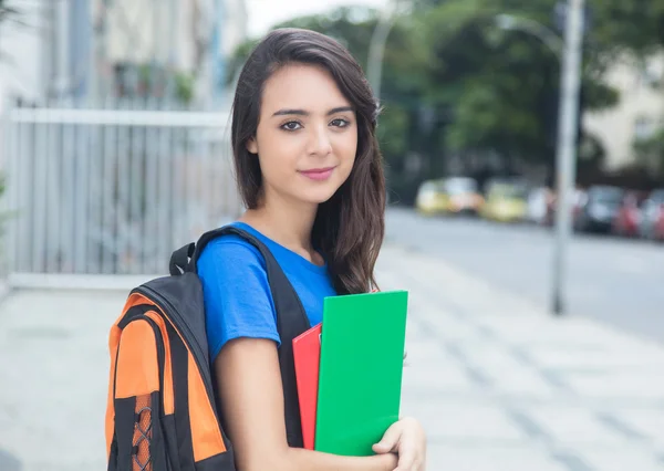 Lächelnde kaukasische Studentin mit blauem Hemd in der Stadt — Stockfoto