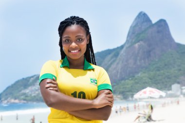 Bir futbol Jersey Plajı'nda Brezilyalı kadın gülüyor