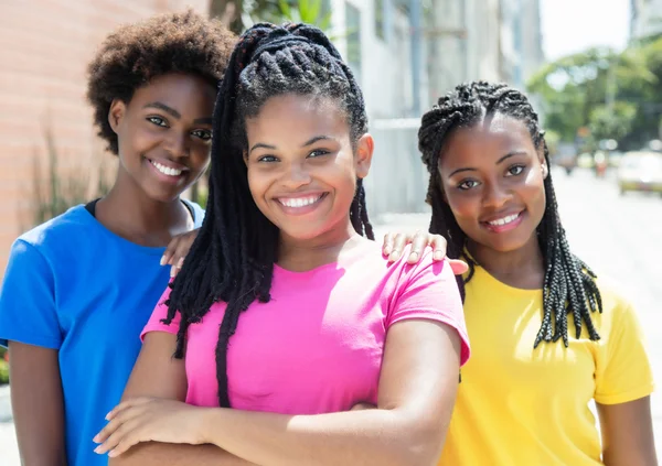 Tři šťastní africké americké kamarádky ve městě — Stock fotografie
