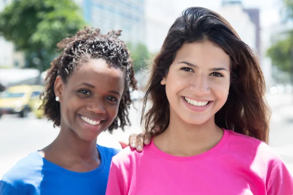 Beautiful african and caucasian women in the city — Stock Photo, Image