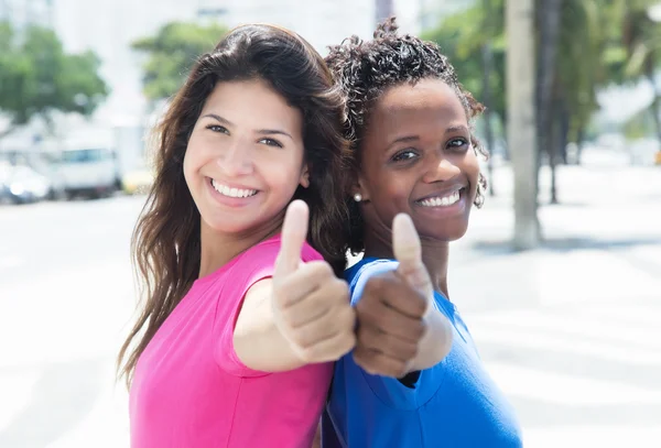 Gelukkig Afrikaanse en Kaukasische vrouwen in de stad — Stockfoto