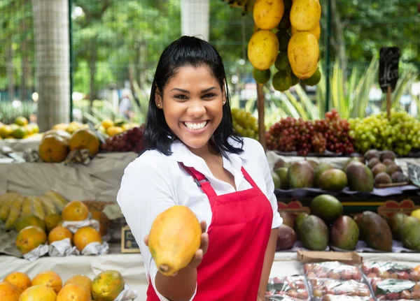 Vendedora mexicana ofreciendo frutas en un mercado de agricultores —  Fotos de Stock