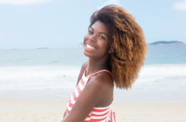 Afro-Amerikan kız çılgın saç modeli ve çizgili elbise 
