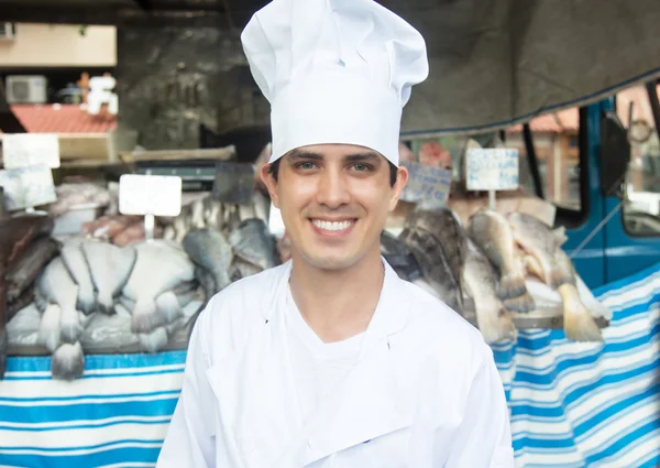 Γελώντας σεφ με φρέσκα ψάρια σε αγορά — Φωτογραφία Αρχείου