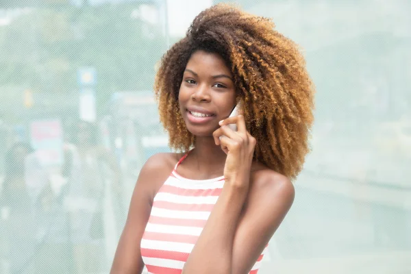 Moderna menina afro-americana com penteado louco ouvir em p — Fotografia de Stock