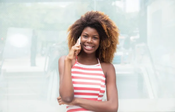 Afrikanerin mit verrückter Frisur telefoniert — Stockfoto