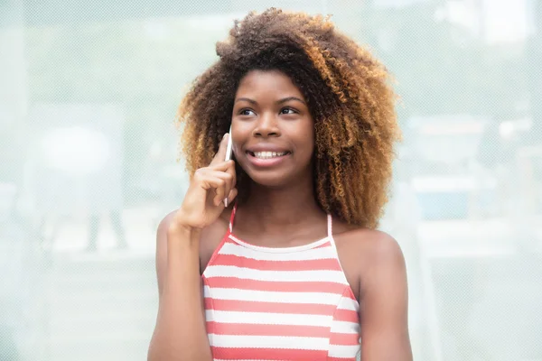 Szép afro-amerikai lány őrült frizura a telefon — Stock Fotó