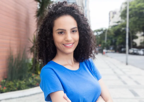 Linda mujer caribeña con camisa azul en la ciudad — Foto de Stock