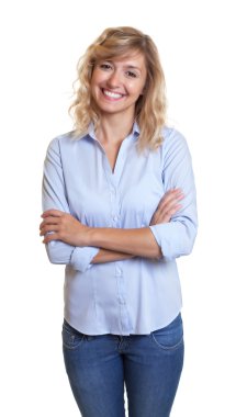 Kot pantolon ve çapraz kolları ile güzel sarışın kadın