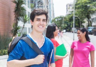 Arkadaş grubu beyaz erkek öğrenci