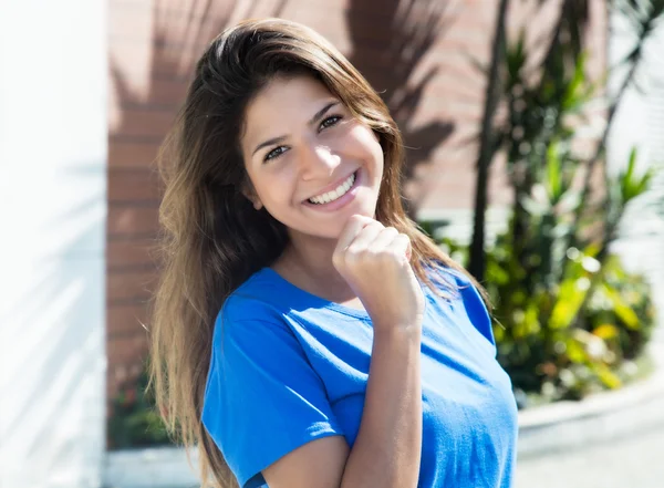 Felice donna caucasica in camicia blu in città — Foto Stock