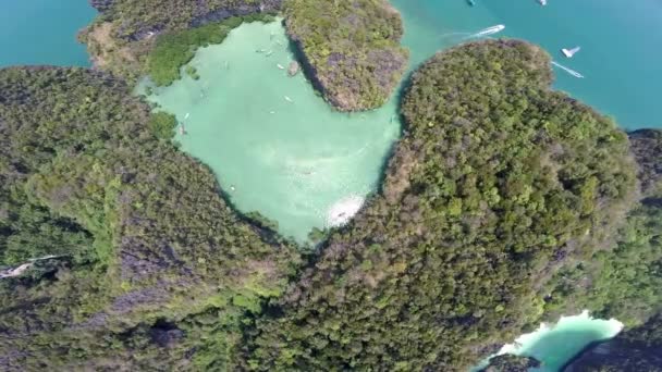 Vista aérea da ilha tropical, ilha de Koh Hong, Krabi, Tailândia — Vídeo de Stock