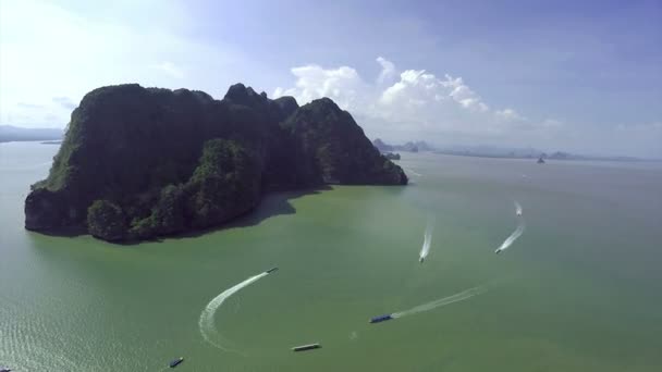 Letecký pohled na pobřeží ostrova James Bond, provincie Phang Nga, Thajsko — Stock video
