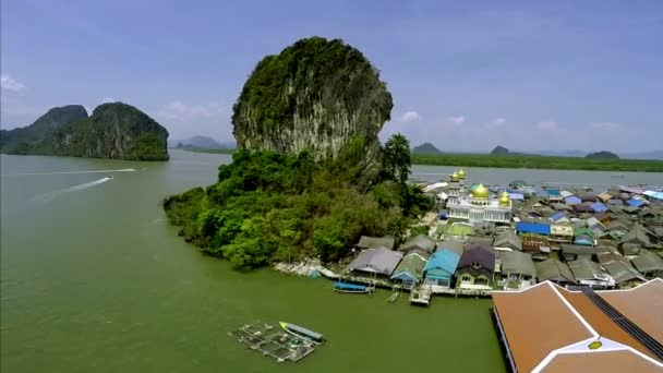 Veduta aerea del villaggio Koh Panyee, Phang nga Bay, Thailandia, Asia — Video Stock