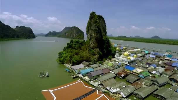 Veduta aerea del villaggio Koh Panyee, Phang nga Bay, Thailandia, Asia — Video Stock