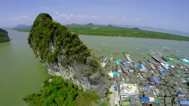 Vista aérea da aldeia de Koh Panyee, Baía de Phang nga, Tailândia, Ásia — Vídeo de Stock