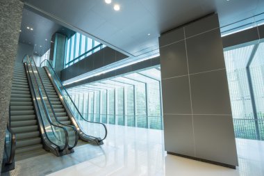Modern binada yürüyen merdiven