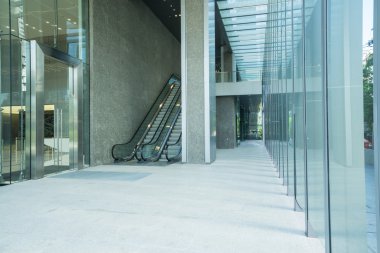 Modern binada yürüyen merdiven