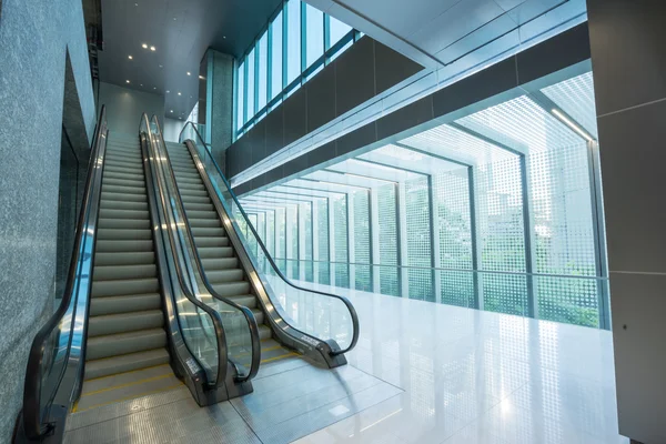 Modern binada yürüyen merdiven