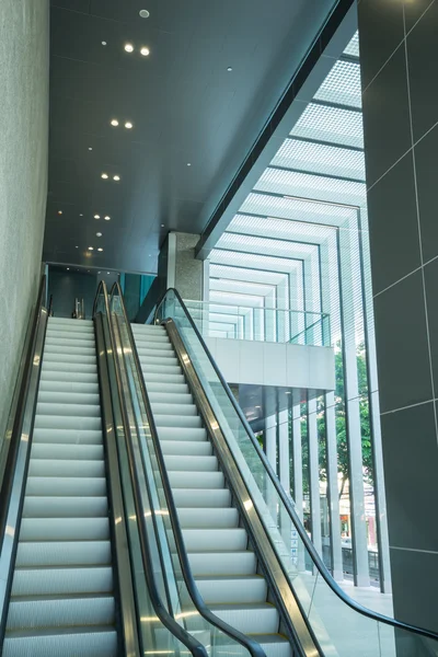 Yürüyen merdiven girişinde