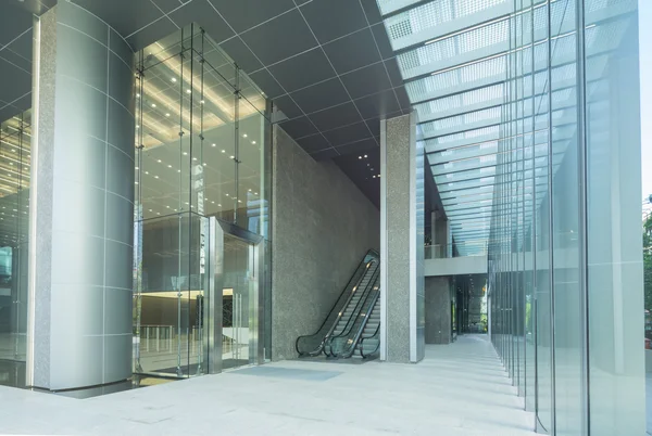 Modern binada yürüyen merdiven