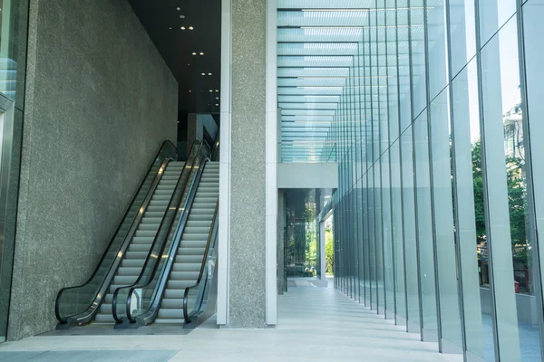 Modern binada yürüyen merdiven