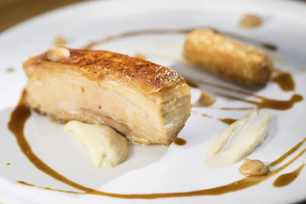 Panceta de cerdo estofada, pastel de burbujas y chirridos, puré de manzana al horno —  Fotos de Stock