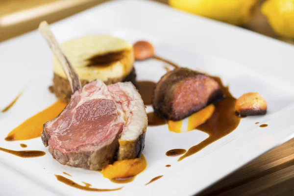 Kızarmış ve kuzu omuz, kuzu raf haddelenmiş yavaş