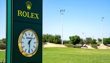 Doha, Katar - 26 Şubat 2019: Katar, Doha golf sahasında Rolex saat