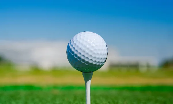 Golfbal Tee Golfbaan Een Wazig Groen Veld Bij Zonsondergang Golfbal — Stockfoto