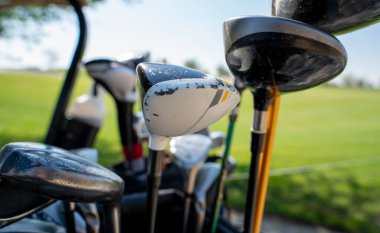 Golf arabasının arkasındaki çoklu golf sopalarının arka plan görüntüsü..