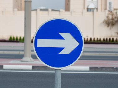Yoldaki mavi trafik işaretinde beyaz ok