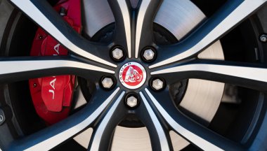 Dubai, Birleşik Arap Emirlikleri - 01 Şubat 2019 - Çarkıfelek Jaguar logosu