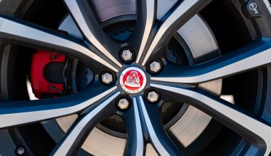 Dubai, Birleşik Arap Emirlikleri - 01 Şubat 2019 - Çarkıfelek Jaguar logosu