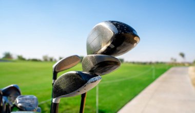 Golf arabasının arkasındaki çoklu golf sopalarının arka plan görüntüsü..