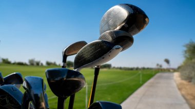 Golf arabasının arkasındaki çoklu golf sopalarının arka plan görüntüsü..