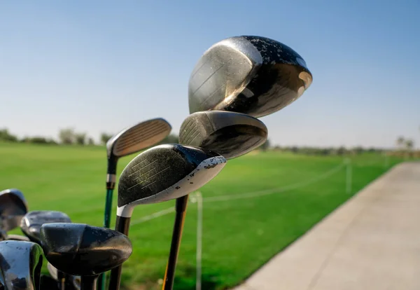 Golf Arabasının Arkasındaki Çoklu Golf Sopalarının Arka Plan Görüntüsü — Stok fotoğraf