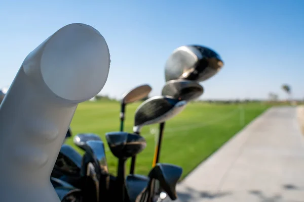 Háttérkép Többszörös Golf Botokról Egy Golfkocsi Hátulján — Stock Fotó