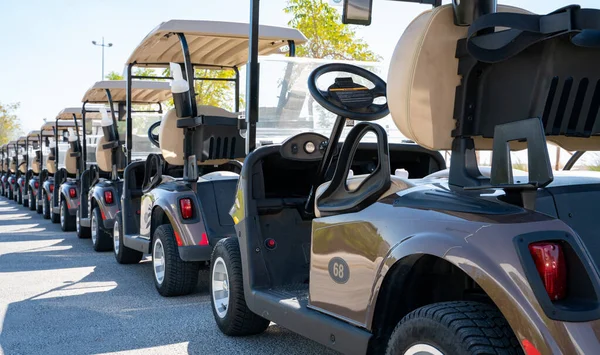 Sırayla park edilmiş çoklu golf arabalarının arka plan görüntüleri.