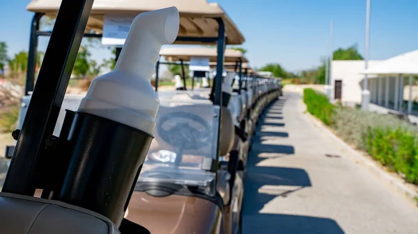 多个高尔夫球车按顺序停放的背景图 — 图库照片